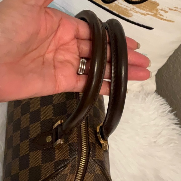 Louis Vuitton - Picture 3 of 10